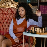 Благотворительный турнир по блэкджеку с участниками за игровым столом